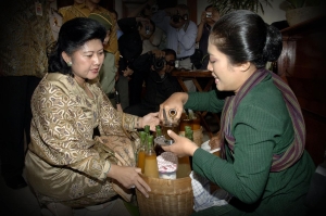 Ibu Ani SBY dan Mbok Jamu